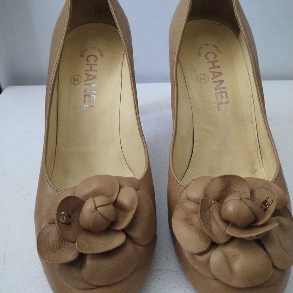 CHANEL TAN PUMP'S - Picture 2 of 9